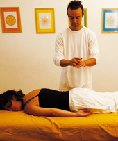 Stress, dolori? Ecco il massaggio che guarisce corpo e anima: Jerry Diamanti combina tecniche millenarie con le conoscenze di oggi per apportare benefici insperati