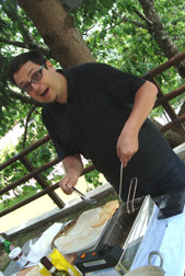 anche la redazione ha messo lo zampino nela preparazione: ecco il nostro editore Giansandro Rosasco in veste di friggitore doc!