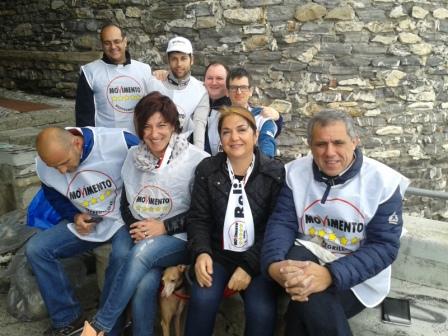 Bogliasco: il meetup M5S locale pulisce la scogliera di Pontetto