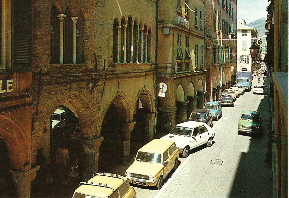 Dicembre 1982: quando in "Caruggio" sparirono le auto. Dicembre 2022: nuova area pedonale