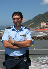 PERSONAGGI DELLA NOTTE - A tu per tu con Daniele, metronotte. ‘Di notte il mondo è giusto perché sta dormendo... di notte.' Chissà se chi lavora per la sicurezza notturna condivide le parole della bella canzone di Pierdavide Carone
