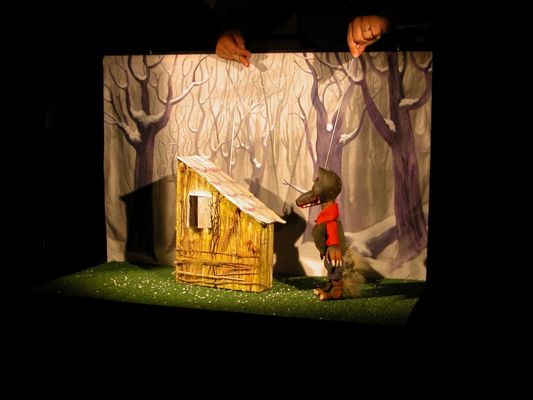 Domenica 22 gennaio, Cicagna: al Teatro della FOntanabuona ore 15.30 L'Opera delle Marionette presenta I Tre Porcellini ovvero “chi la fa l'aspetti, Lupo, questo è il motto d'ogni pupo!”

