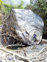 Piccolo miracolo a Favale: un masso gigantesco passa tra le case e la fonte, lasciando tutto indenne