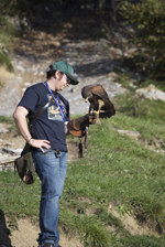 ‘Parla coi falchi': Luca, il più giovane falconiere ligure. Segreti e curiosità di quest'arte molto antica ma poco conosciuta. Oltre a vari tipi di falchi possiede diversi uccelli tra cui pappagalli e fagiani