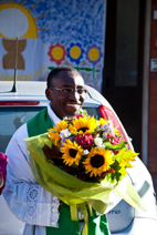 Don Gratien, dal cuore dell'Africa a quello dell'entroterra: il primo sacerdote originario del Continente nero conquista tutti con la sua disponibilità umana e un sorriso rassicurante che dona serenità