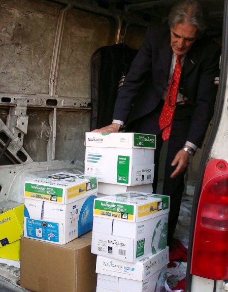 NUN TE REGGHE PIU'! Gruppo di cittadini porta firme all'on. Fini per legge sul taglio dei costi della politica