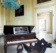 Il fantasma che suona il pianoforte: per chi vuole provare il brivido di cercarlo, visite notturne a lume di candela nella Villa