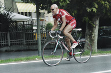 La vita incredibile di Giorgio Molinaris: a 80 anni macina 1000 chilometri al mese in bicicletta
