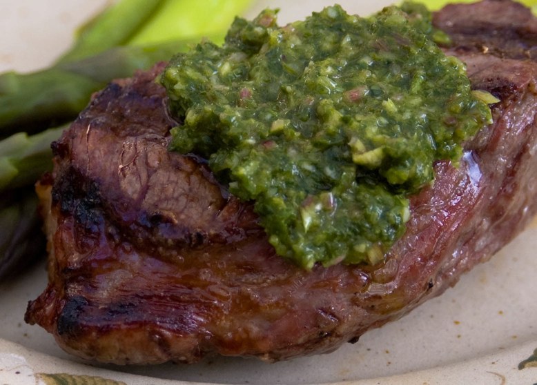 Bistecca con salsa chimichurri