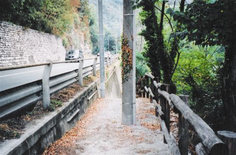 Il palo in mezzo alla pista ciclabile a Carasco, il tunnel di Cicagna e la Coop, l’Abbazia di Borzone
