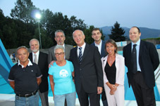 Foto di gruppo con il Sindaco di Lumarzo Guido Guelfo (al centro) con la sua squadra comunale, l'assessore Boitano e lo storico gestore della piscina Nuccio Biolcati