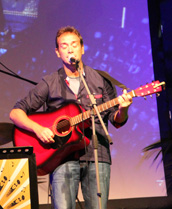 il cantautore Paolo Traversa, che ha presentato il brano inedito intitolato U Baxeico.