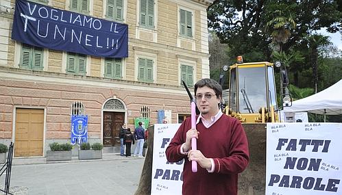 foto del corteo promosso dal Comitato in collaborazione con tutti i Sindaci del Levante, svoltosi a novembre 2009 che ha portato in strada migliaia di persone per chiedere a gran voce il Tunnel Fontanabuona – Rapallo, l'unica opera della storia ad aver unito famiglie, imprenditori, lavoratori, sindacati, chiesa e ambientalisti