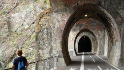 Una meraviglia scavata nella roccia: la ferrovia ora è una splendida passeggiata da godere a piedi o in bicicletta