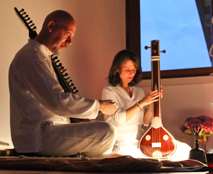 domenica 15 Dicembre, Rapallo: concerto di musica indiana contemporanea del duo Karina Stieren-Akshan.