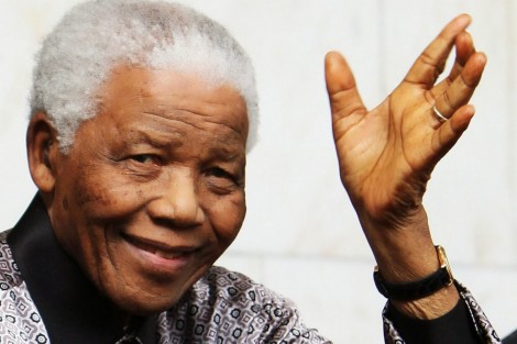 Mandela: una storia da conoscere. Fu leader di un popolo ma prima fu condottiero della sua anima. Nei 27 anni di prigione imparò da una poesia a sentirsi “mai sconfitto”
