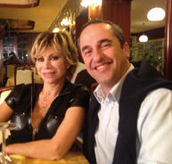 E' recchese il nuovo marito di Carmen Russo: Andrea Carretti recita la parte nel film in cui compaiono anche lo stesso Enzo Paolo Turchi e Angelo dei Ricchi e Poveri