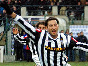 Giovedì 8 Maggio, Rapallo: il difensore Juventino Mark Iuliano donerà una MAGLIA che sarà venduta attraverso un'asta on line per l'Associazione “Aiutateci ad Aiutare"