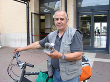 Mi resta solo la bicicletta: Tappiro d’ardesia a Esaurino, disposto a vendere un rene per campare Sogna che qualcuno gli doni un’auto usata per poter lavorare e tornare  a una vita dignitosa