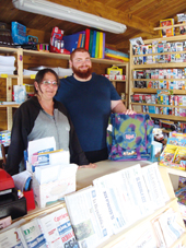 La casetta piccolina non è solo “in Canadà”: ad Avegno dopo 10 anni riapre l'edicola-cartoleria-fiorista ed è subito entrata nel cuore degli abitanti
