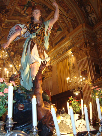 Antichissima, opulenta e ricca di storia: è la chiesa di San Michele a Soglio. Il 28 Settembre rientra da un lungo restauro il quadro di Maria Maddalena e il 29 la tradizionale festa dedicata all'Arcangelo, con atmosfere d'altri tempi