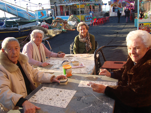 Sestri: in spiaggia a giocare a tombola, tutti i giorni da 50 anni! La bizzarra storia di un gruppo di amiche che si incontrano per parlare, ridere, giocare e... dare i numeri