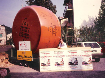 Il primo "Supermercato", l'inaugurazione “col caffé gratis” e quella forma di grana gigante: il cambio di proprietà della storica Capanna ci ricorda che nel carrello mettiamo anche... i ricordi
