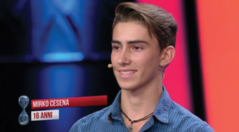 Dal giardino di casa agli show nel mondo e “Tu si que vales”: Mirko Cesena, ha 16 anni il pilota di elicotteri radiocomandati Campione del Mondo. Uno sport che gli ha portato bene anche a scuola e che già promette un lavoro a pilotare droni