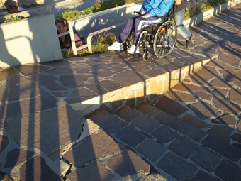 Lavagna - Gli scivoli per disabili...alpinisti. Realizzati con una notevole pendenza nonostante gli enormi spazi a disposizione