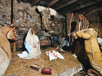 Presepe di Pentema: una meraviglia che incanta ogni anno migliaia di visitatori. Personaggi a grandezza reale ridanno vita all'antico tra case tipiche e meravigliosi archi e vicoli