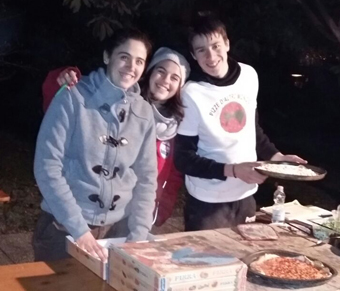 A Carasco la pizza “che fa bene”: una volta al mese i ragazzi della parrocchia diventano pizzaioli, gli introiti alle missioni in Perù e Costa d'Avorio