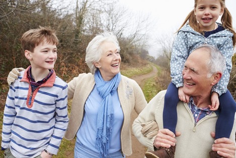 IN GITA COL NONNO - Tornano le gite gratuite per gli anziani, ma solo se accompagnati dai nipoiti, per vivere insieme una giornata da ricordare