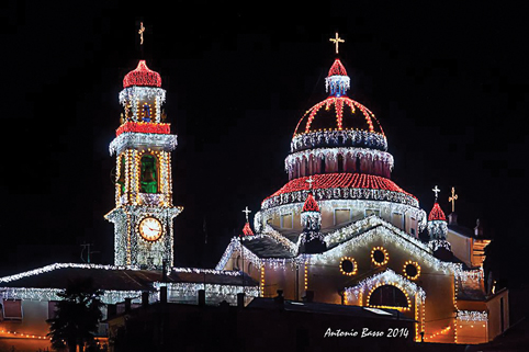 Prima delle luminarie: quando a illuminare le feste di paese c'erano solo lumini a olio creati a mano
