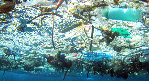 Nell'Oceano c'è un'isola di plastica grande tre volte la Francia: e si sta ingrandendo