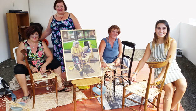 Le restauratrici di “chiavarine”: da tre generazioni le donne della famiglia Bacigalupi si tramandano l'arte dell'impagliatura
