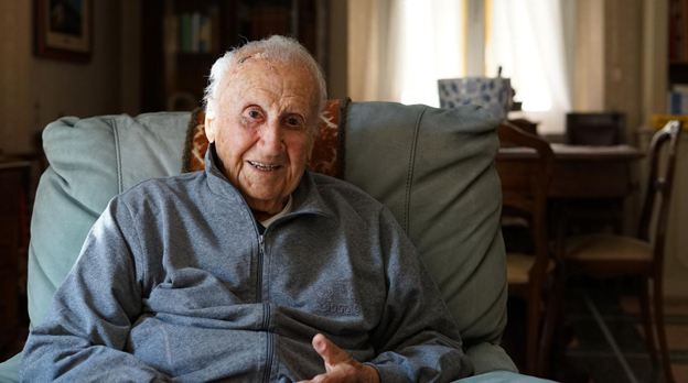 Il Dott. Carlo Toni, dentista fino a 99 anni, ora a 103 anni si divide tra le sue piante, i libri e internet: "Sto leggendo la storia di Firenze, molto interessante!"


