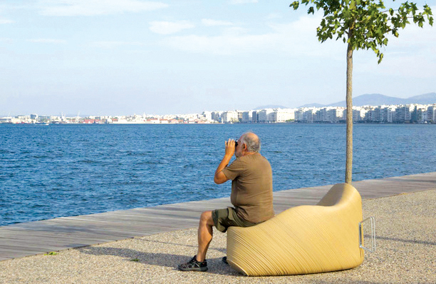 Da rifiuti a panche di design disegnate dai cittadini