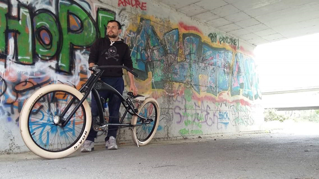 “Jek delle biciclette”: un giovane agricoltore di Chiavari trasforma i rottami in bici uniche e insolite



