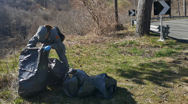 Abbandona rifiuti speciali in Val d'Aveto, 6000 Euro di multa per 23enne di Chiavari