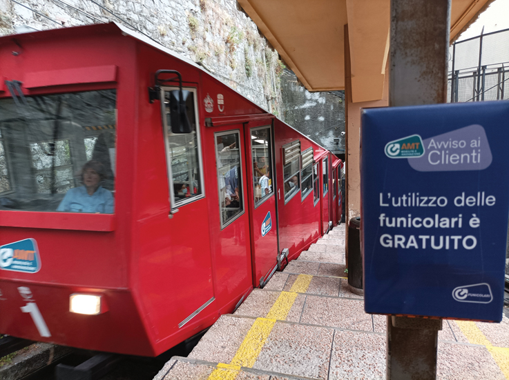 Su e giù per Genova, tra trenini, forti e funicolari! (Per tutto luglio a Genova, metro, ascensori, cremagliere e funicolari sono gratis!)
