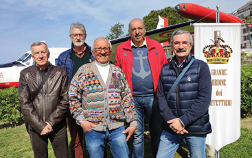 Il Grande Ordine della Caffettiera al motto di "ceti e caffé!" e perché c'è un aereo in passeggiata a mare

