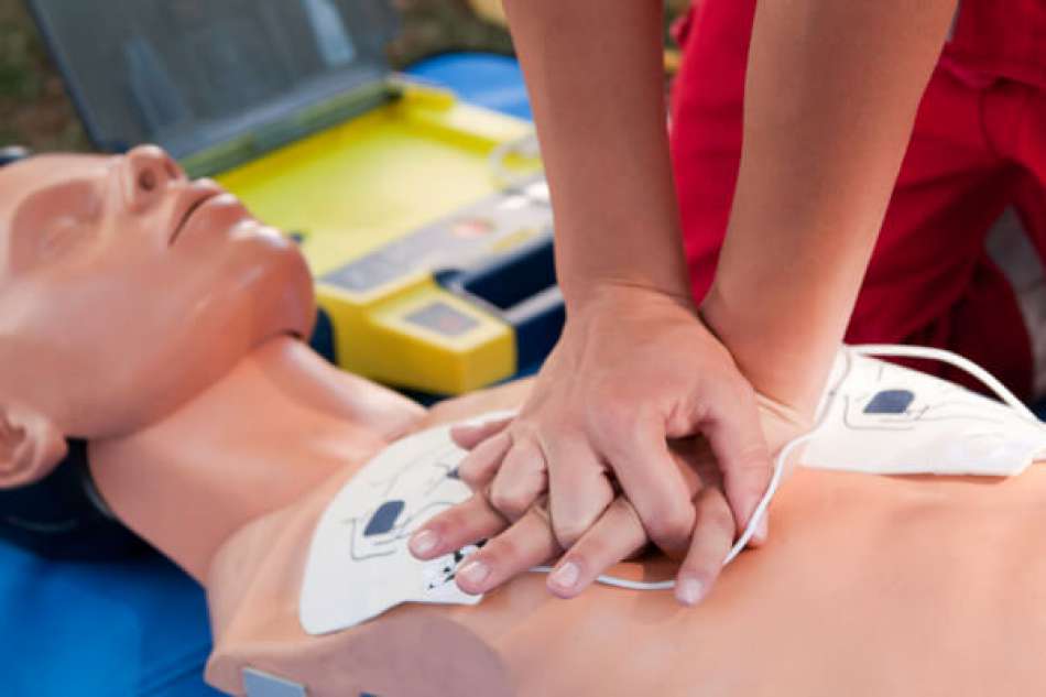 Malori improvvisi: si cercano soluzioni - Elettrocardiogramma in farmacia e corsi per uso dei defibrillatori, anche a scuola