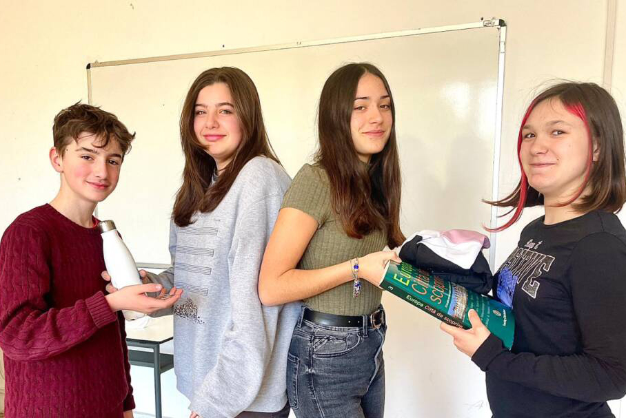 A scuola di baratto: così i ragazzi delle medie di Lavagna hanno preso coscienza su spreco, inquinamento e danni della “moda a basso prezzo”