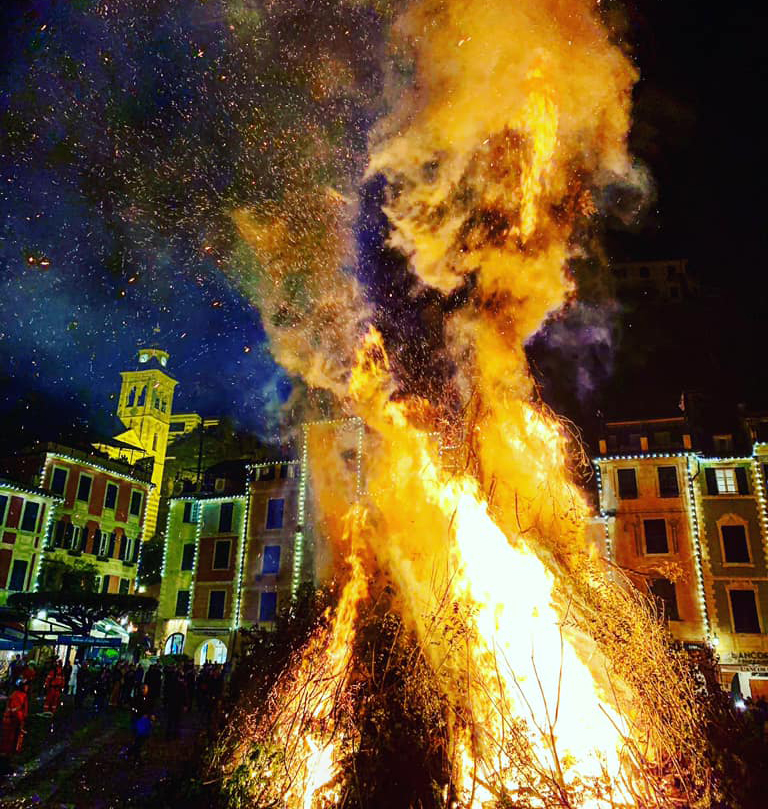 PORTOFINO A FUOCO - Ogni 23 aprile il falò di San Giorgio segna le sorti della stagione
