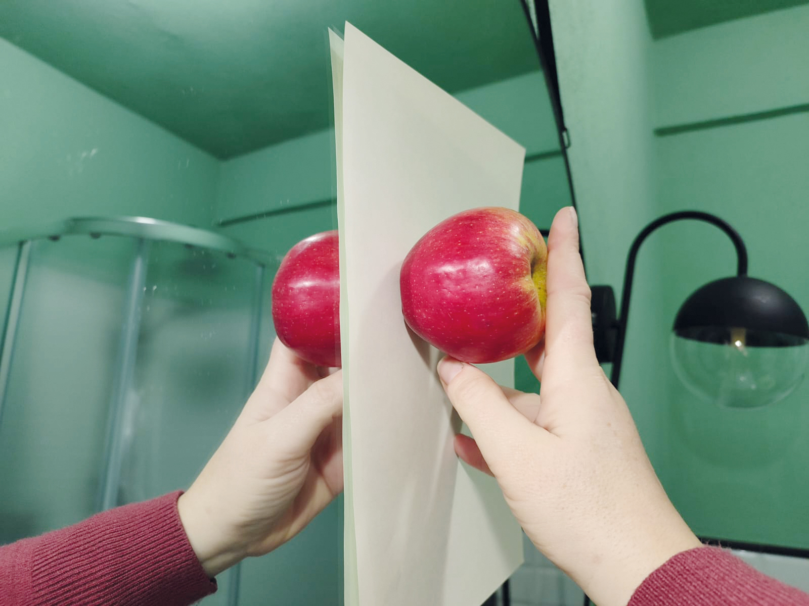 Com'è possibile vedere il riflesso di un oggetto nascosto dietro a un foglio?