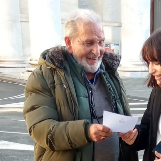 Mimmo, che regala poesie agli sconosciuti (probabilmente l'avete incontrato)
